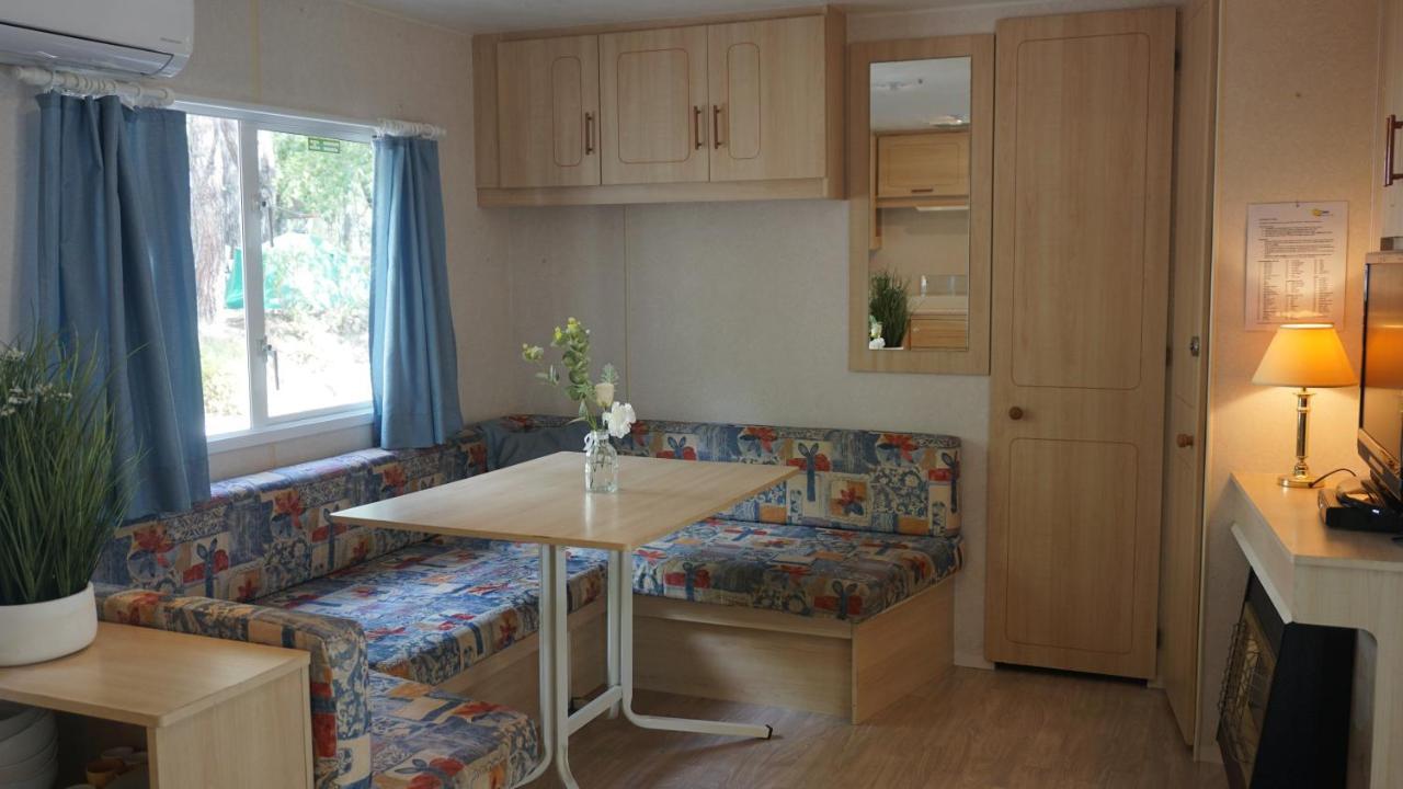 Chalets met buitenkeuken op Camping Leï Suves - JoyCasa Roquebrune-sur-Argens Eksteriør bilde