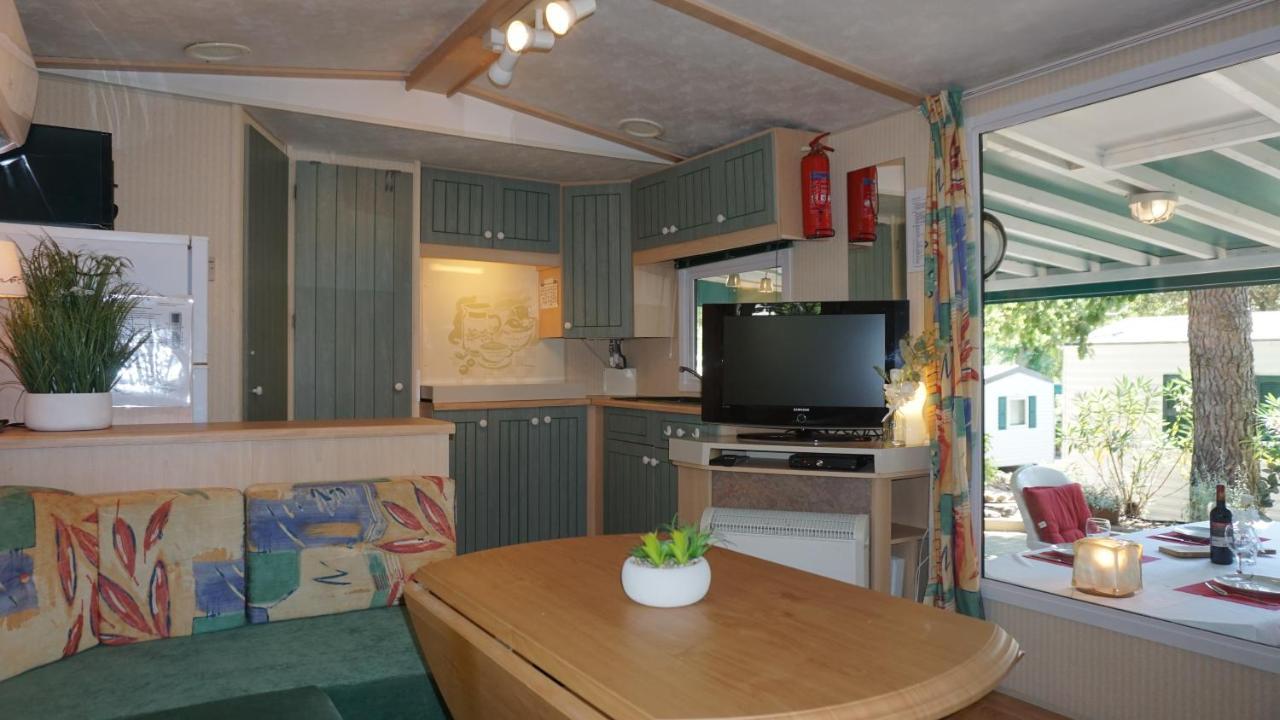 Chalets met buitenkeuken op Camping Leï Suves - JoyCasa Roquebrune-sur-Argens Eksteriør bilde