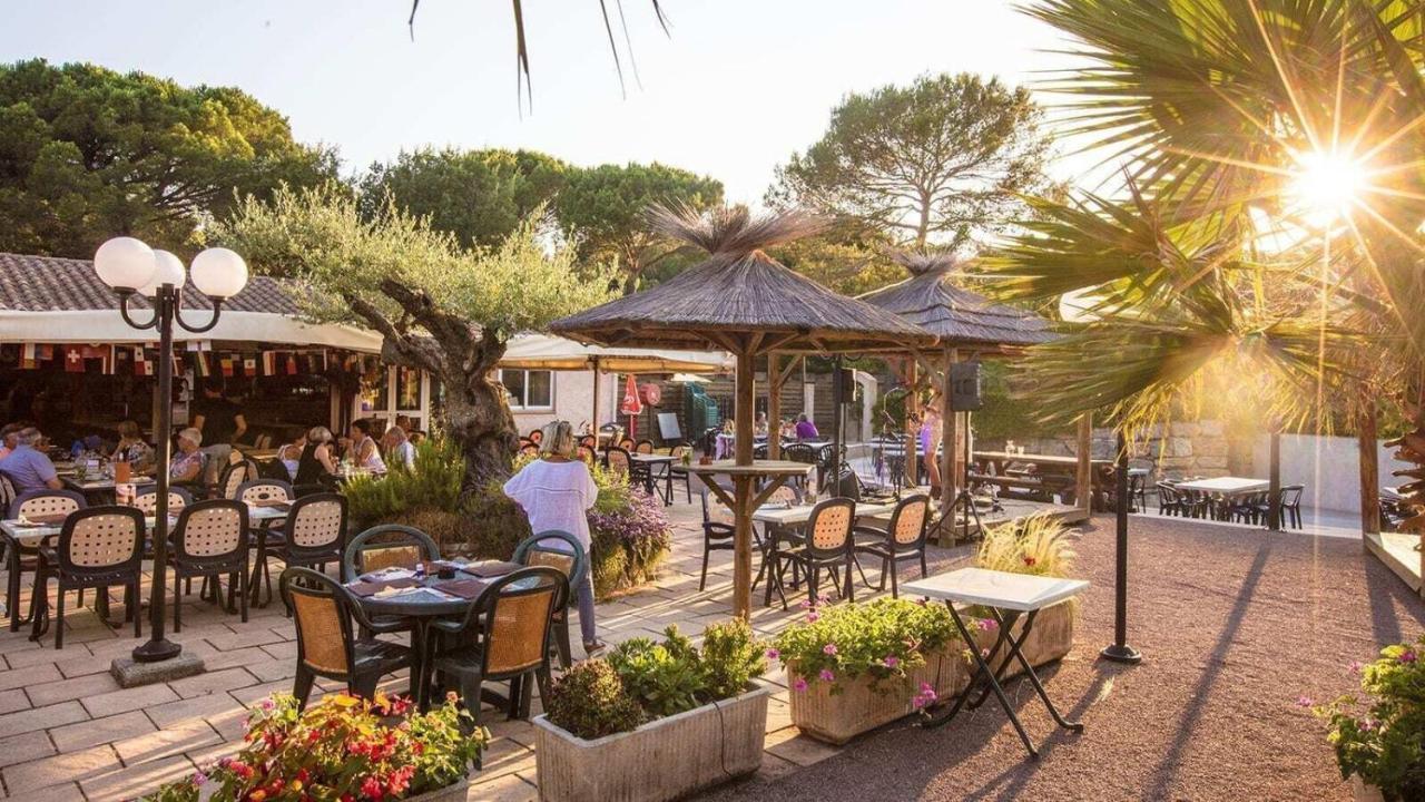 Chalets met buitenkeuken op Camping Leï Suves - JoyCasa Roquebrune-sur-Argens Eksteriør bilde