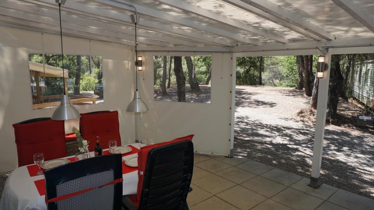 Chalets met buitenkeuken op Camping Leï Suves - JoyCasa Roquebrune-sur-Argens Eksteriør bilde
