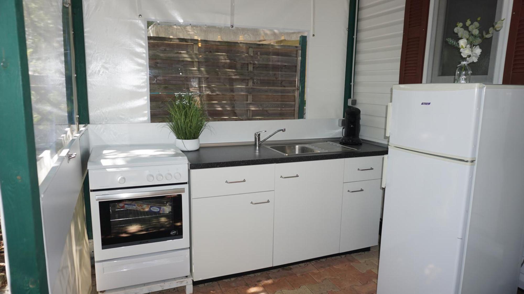 Chalets met buitenkeuken op Camping Leï Suves - JoyCasa Roquebrune-sur-Argens Rom bilde