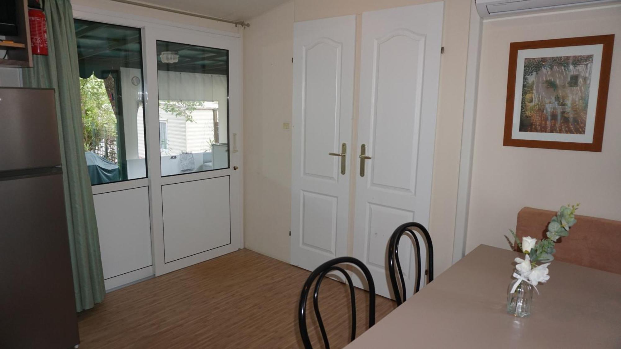 Chalets met buitenkeuken op Camping Leï Suves - JoyCasa Roquebrune-sur-Argens Rom bilde