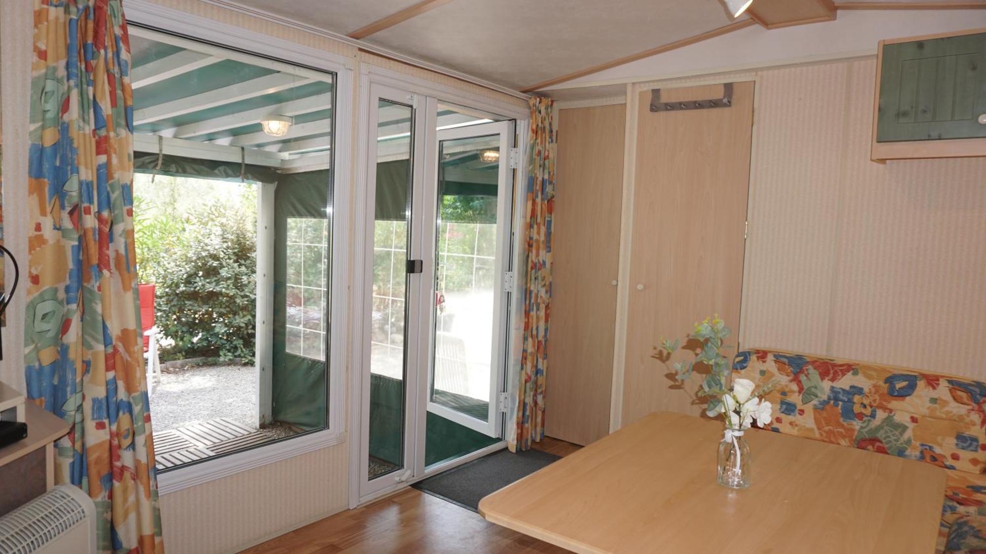 Chalets met buitenkeuken op Camping Leï Suves - JoyCasa Roquebrune-sur-Argens Rom bilde