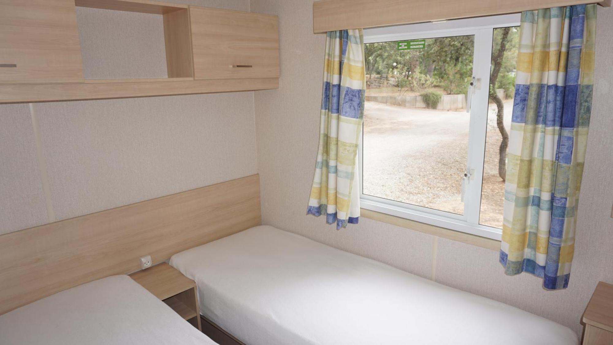 Chalets met buitenkeuken op Camping Leï Suves - JoyCasa Roquebrune-sur-Argens Rom bilde