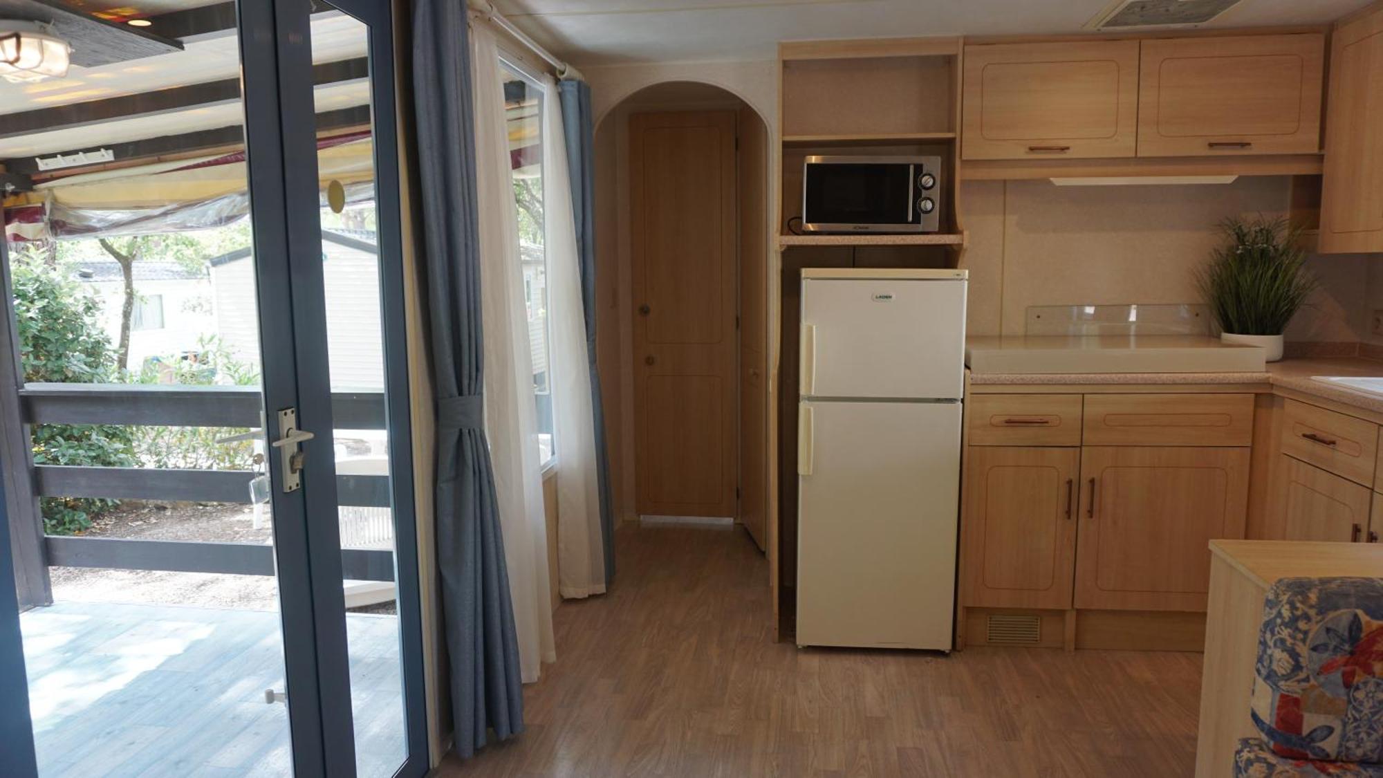 Chalets met buitenkeuken op Camping Leï Suves - JoyCasa Roquebrune-sur-Argens Rom bilde