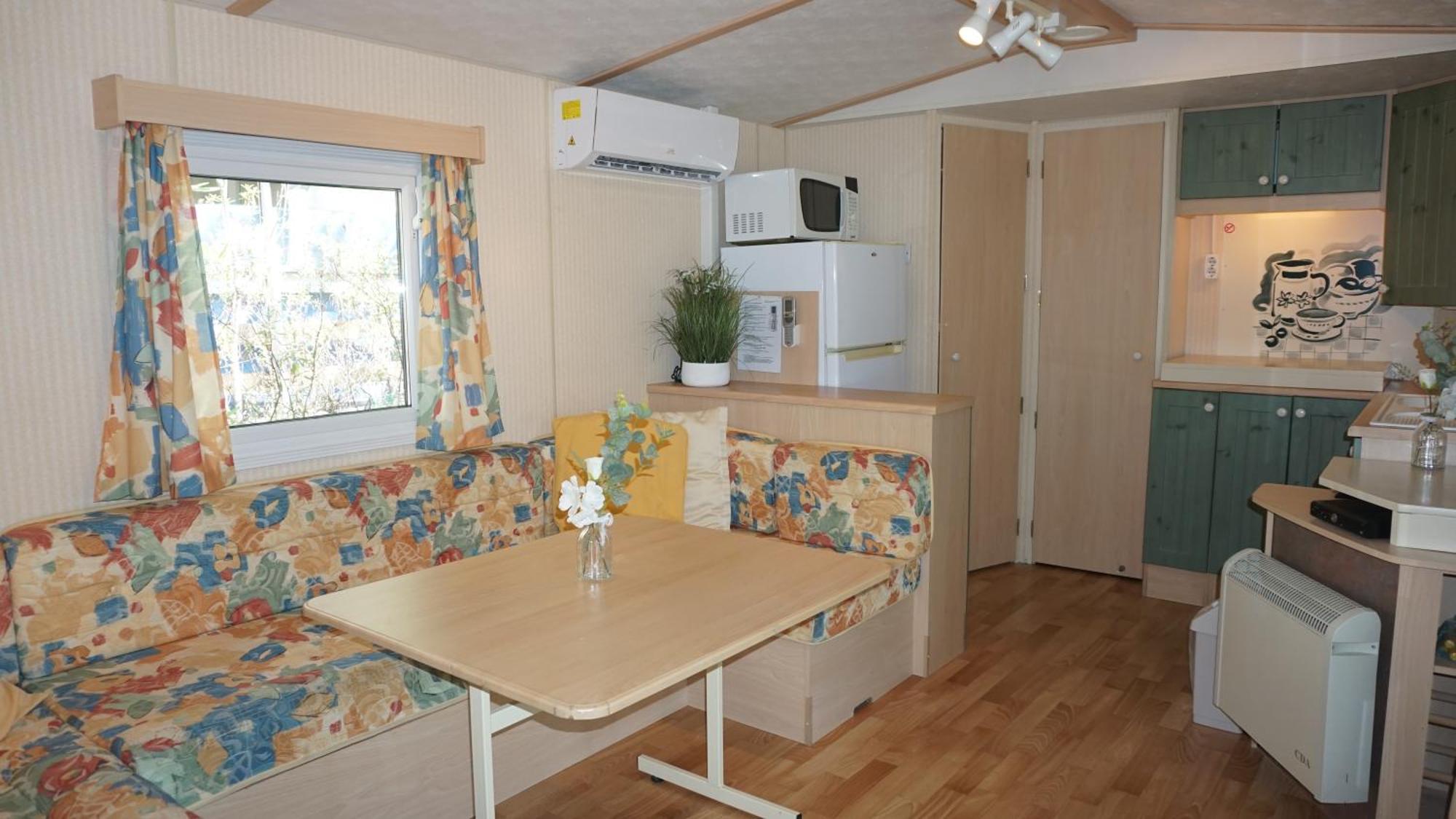 Chalets met buitenkeuken op Camping Leï Suves - JoyCasa Roquebrune-sur-Argens Rom bilde