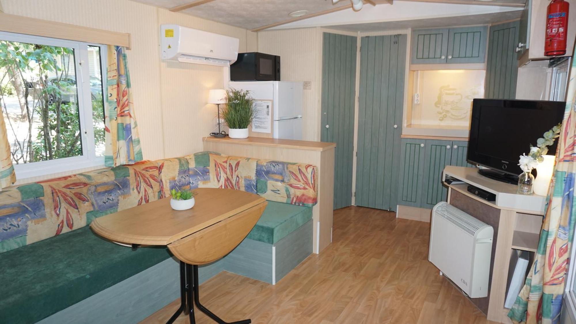 Chalets met buitenkeuken op Camping Leï Suves - JoyCasa Roquebrune-sur-Argens Rom bilde