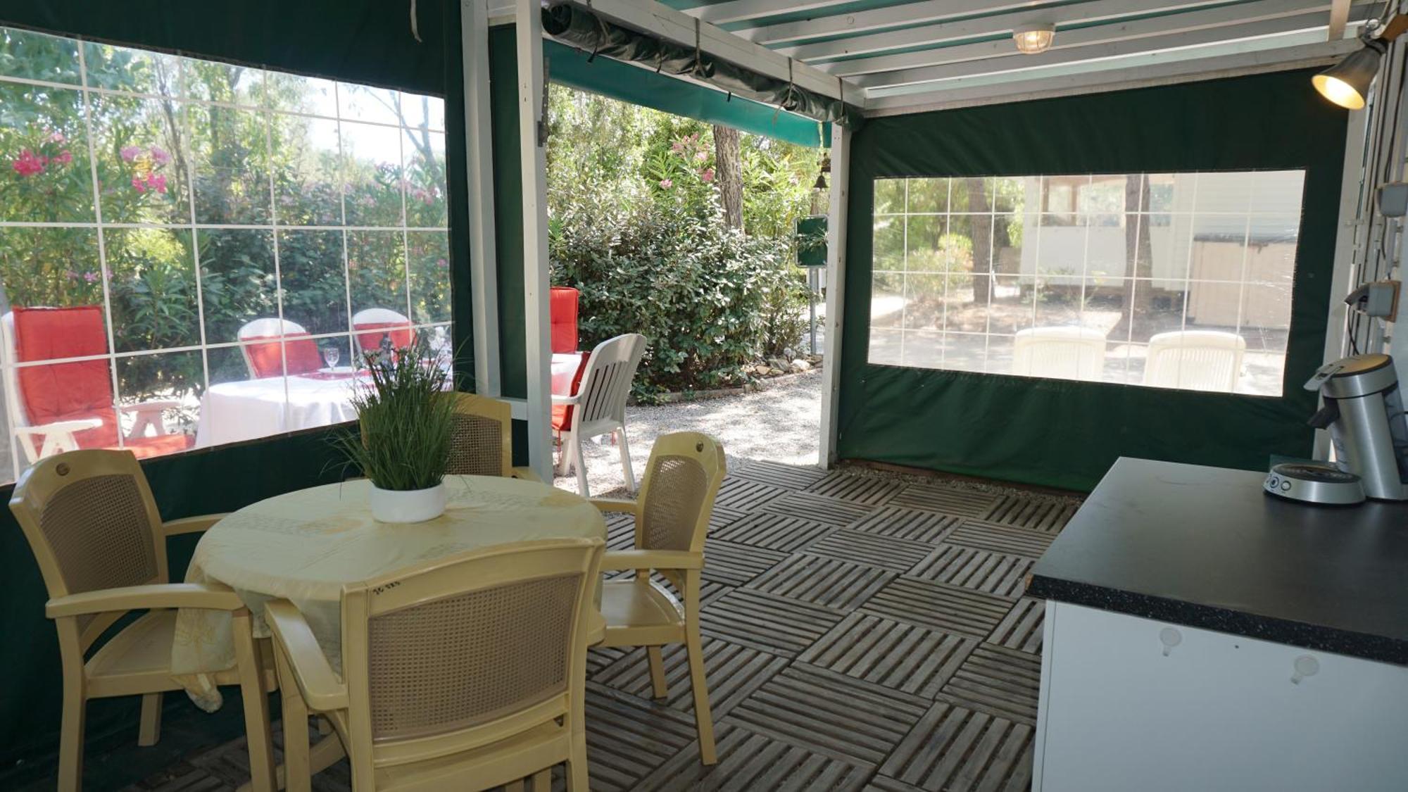 Chalets met buitenkeuken op Camping Leï Suves - JoyCasa Roquebrune-sur-Argens Rom bilde