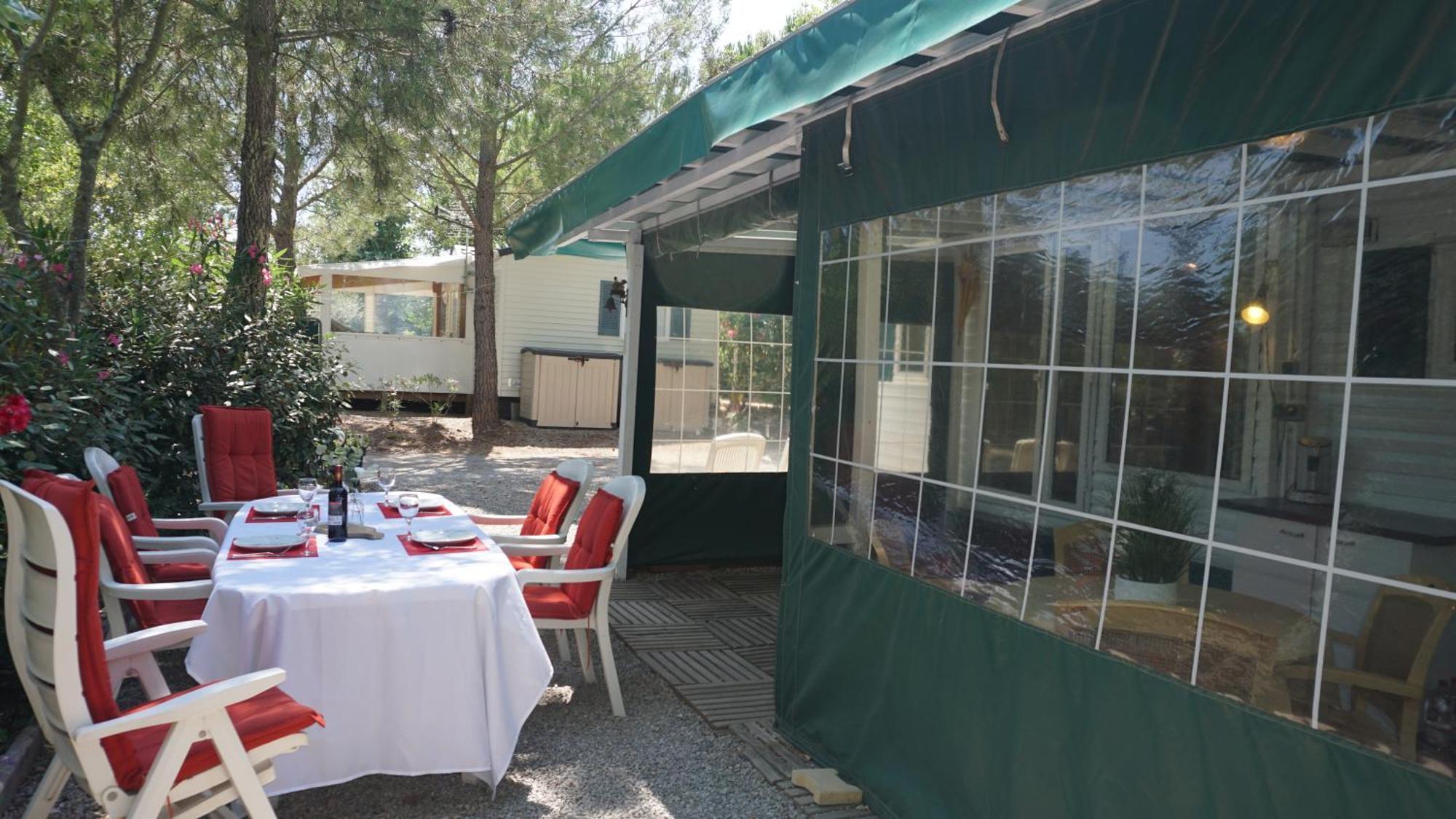 Chalets met buitenkeuken op Camping Leï Suves - JoyCasa Roquebrune-sur-Argens Rom bilde