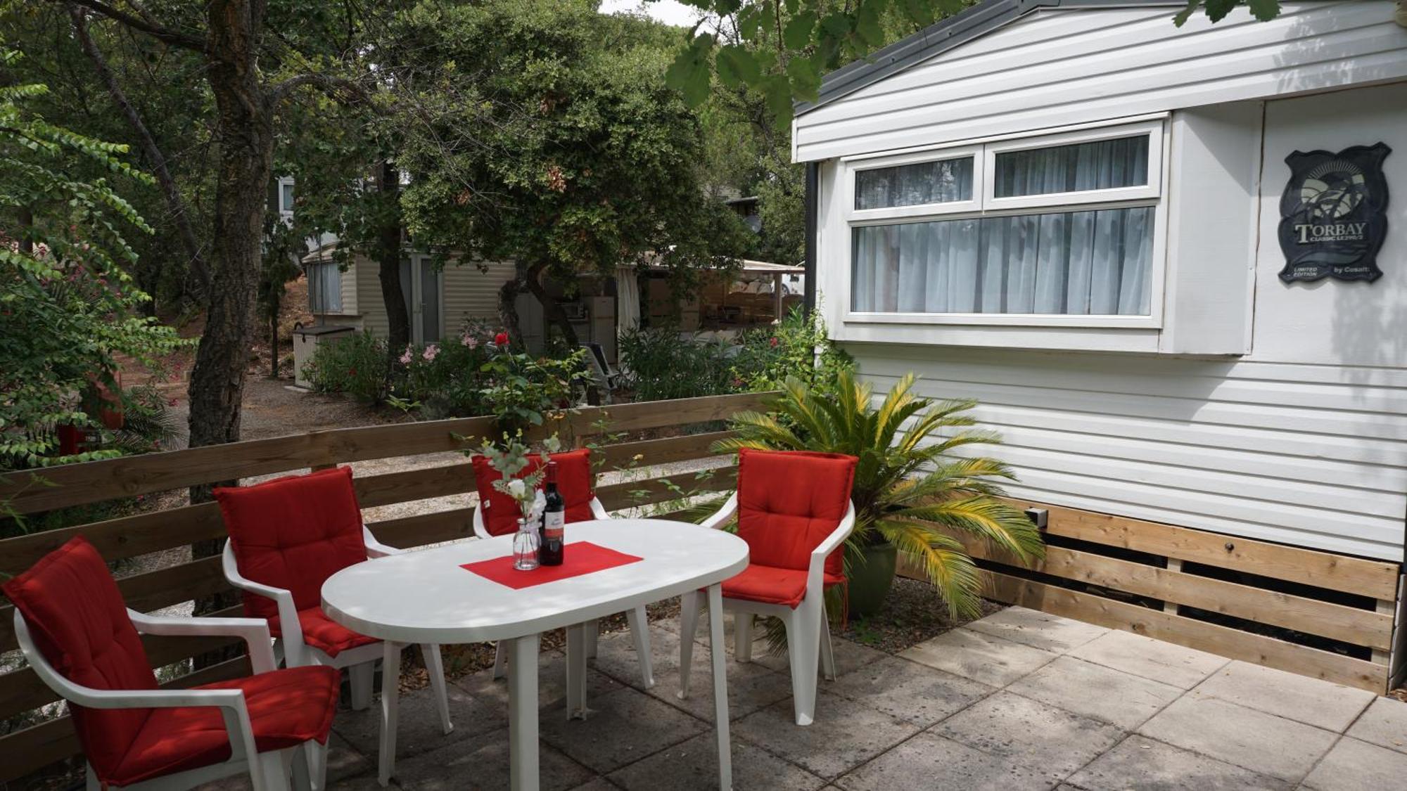 Chalets met buitenkeuken op Camping Leï Suves - JoyCasa Roquebrune-sur-Argens Rom bilde