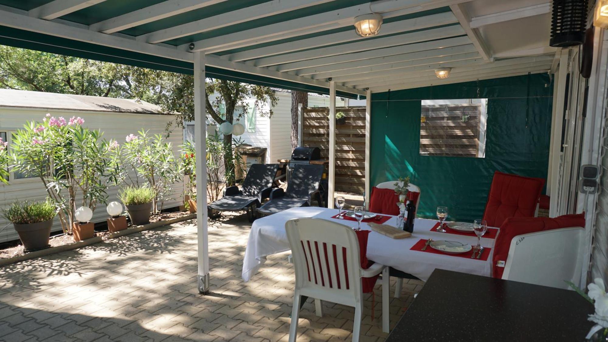 Chalets met buitenkeuken op Camping Leï Suves - JoyCasa Roquebrune-sur-Argens Rom bilde