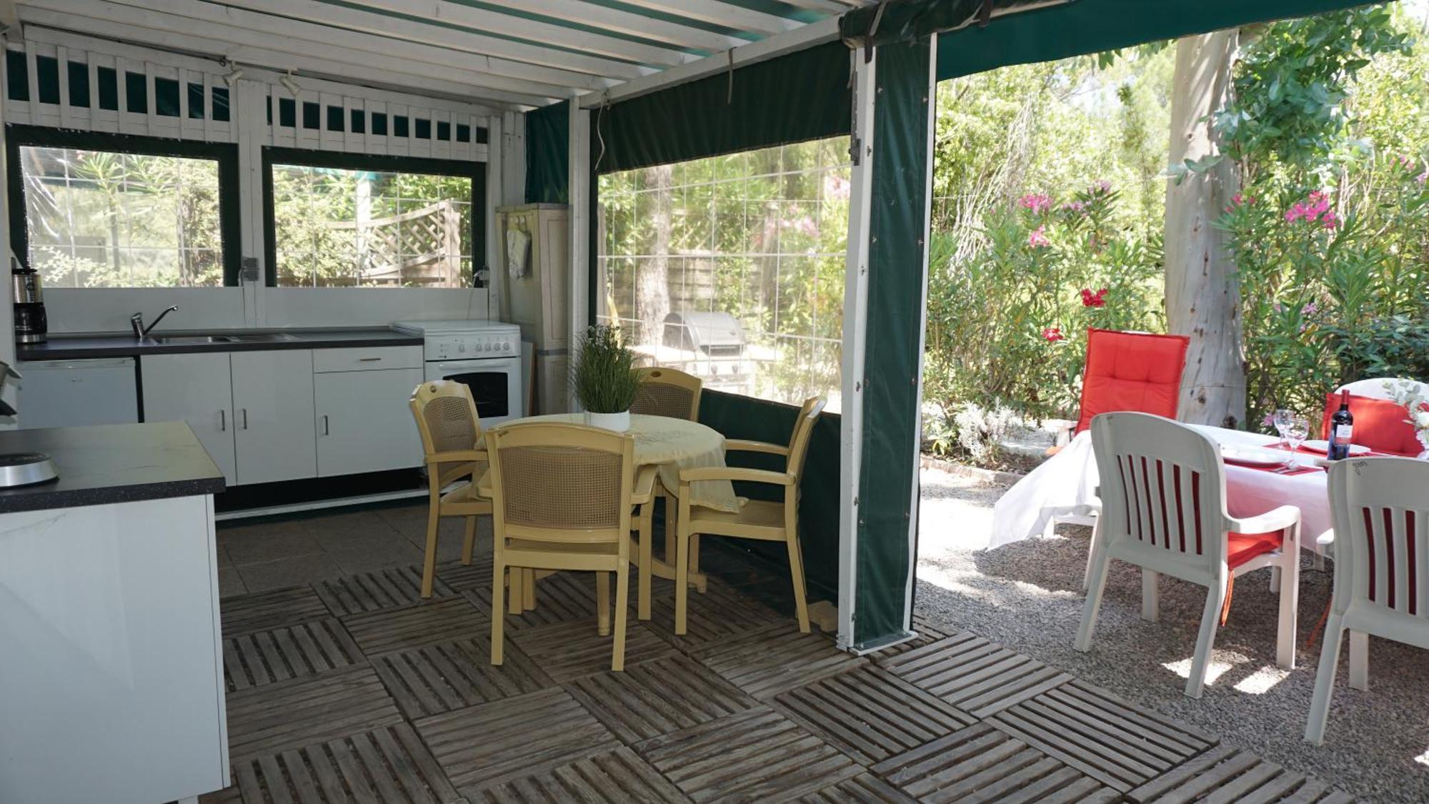 Chalets met buitenkeuken op Camping Leï Suves - JoyCasa Roquebrune-sur-Argens Rom bilde