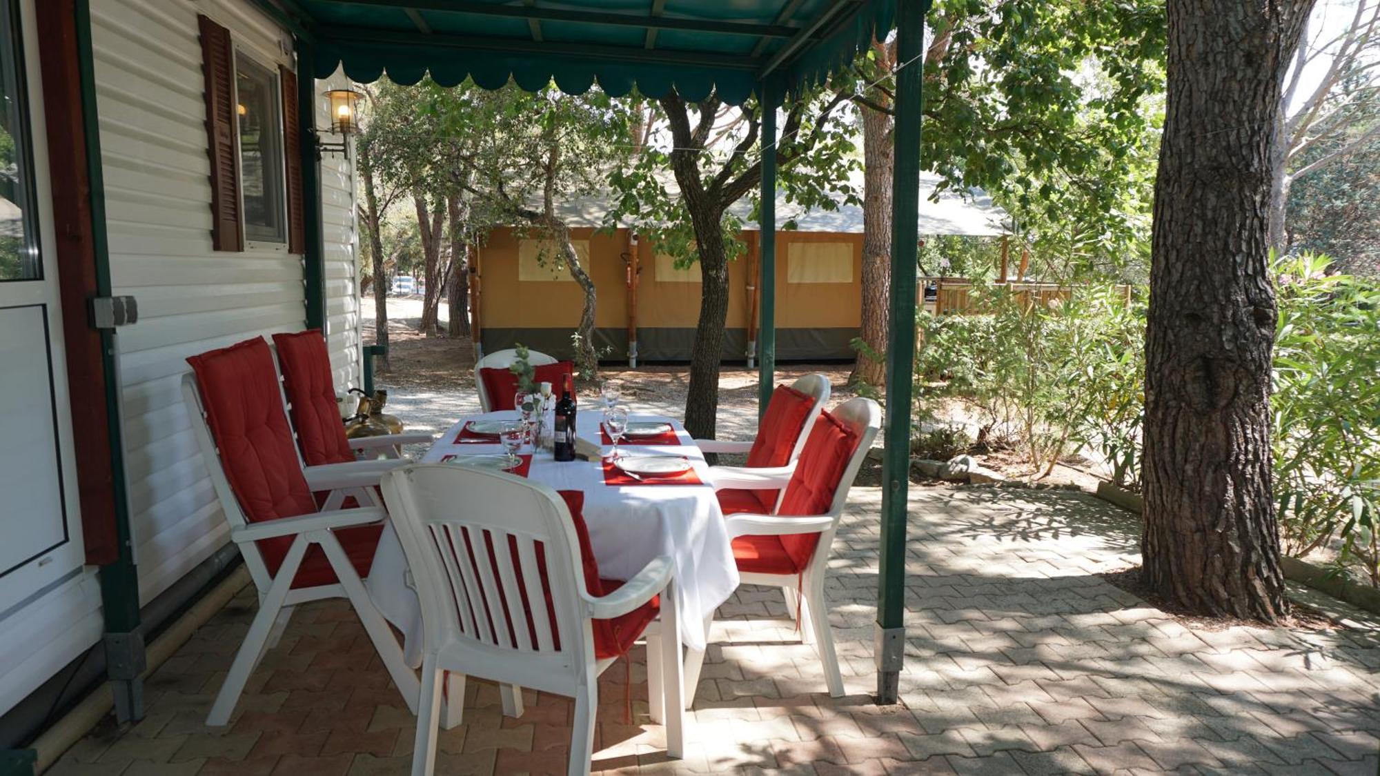 Chalets met buitenkeuken op Camping Leï Suves - JoyCasa Roquebrune-sur-Argens Rom bilde