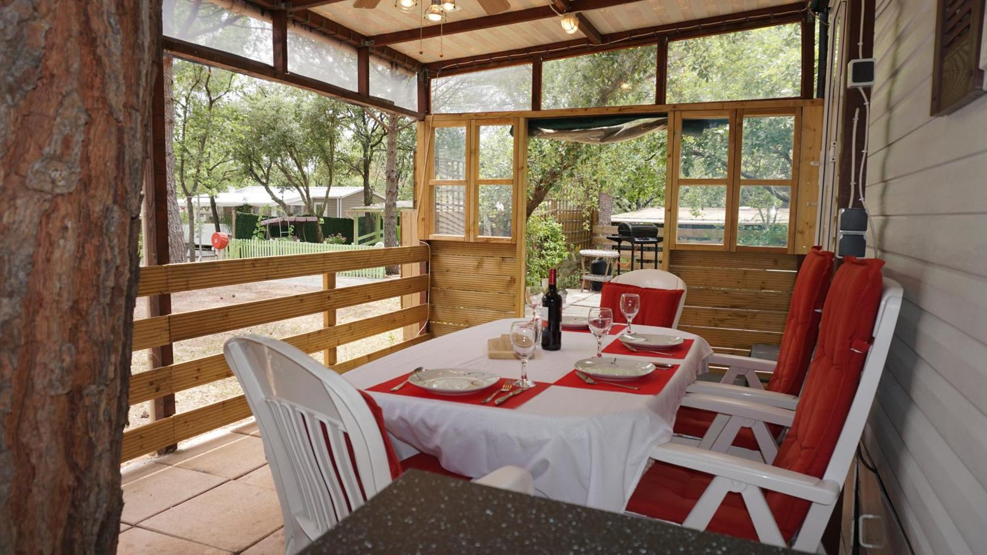 Chalets met buitenkeuken op Camping Leï Suves - JoyCasa Roquebrune-sur-Argens Rom bilde